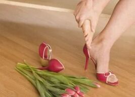 Dolore alle gambe dei tacchi che camminano